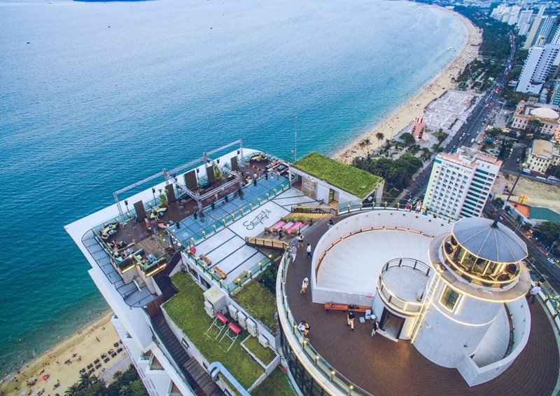 Ví dụ thực tế: Tại Nha Trang, MIX Restaurant & Sky Bar định vị là "fine dining với view biển tuyệt đẹp dành for high-end customers", trong khi Quán Cô Ba định vị là "hương vị bún chả cá truyền thống Nha Trang dành cho mọi gia đình".